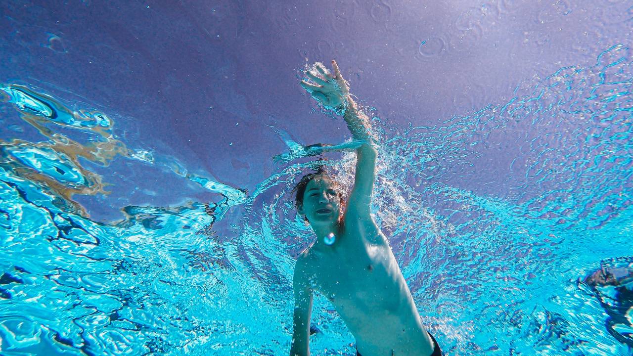 qué sucede su bebes agua de una alberca
