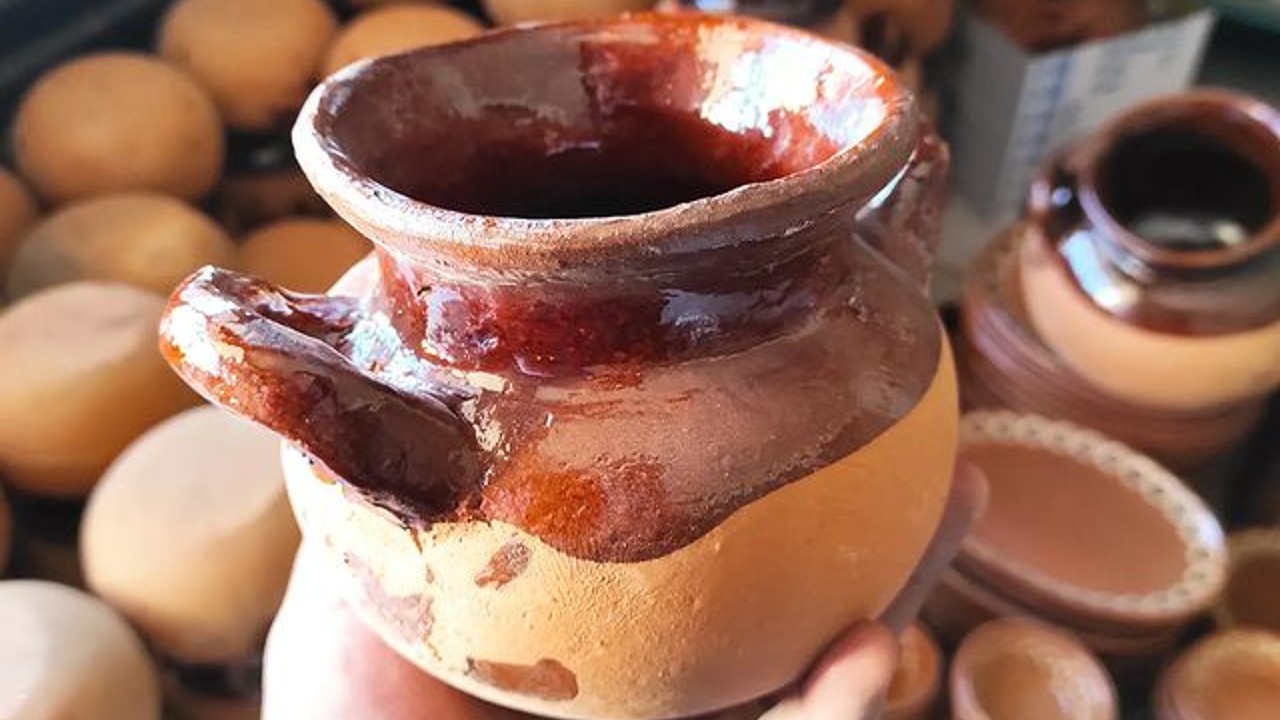 como se lavan las ollas de barro