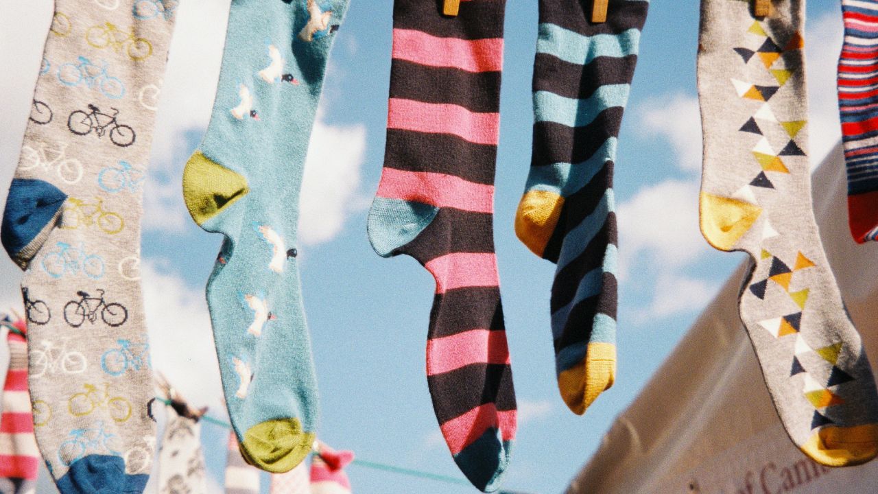 eliminar manchas negras de los calcetines