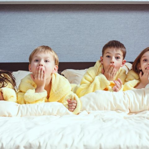 dejar a tus hijos quedarse en una pijamada
