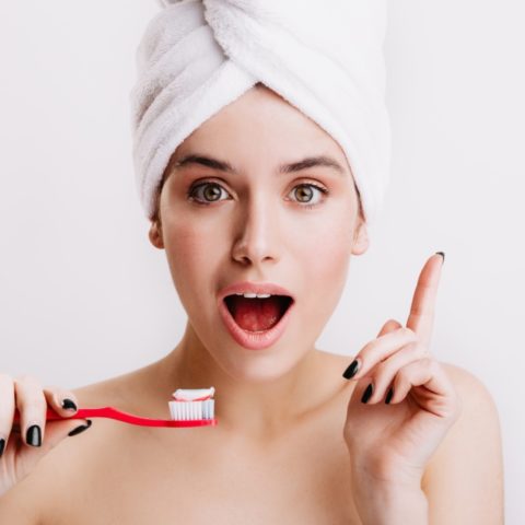 cepillarse los dientes en la ducha