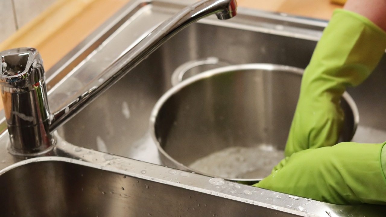 como eliminar grasa de trastes