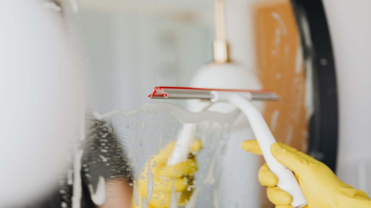 cómo limpiar el espejo del baño