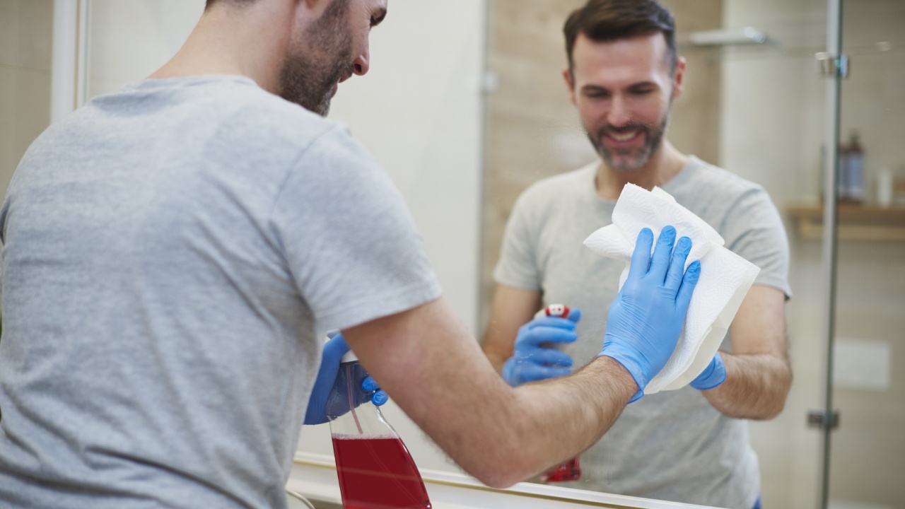 cómo limpiar el espejo del baño