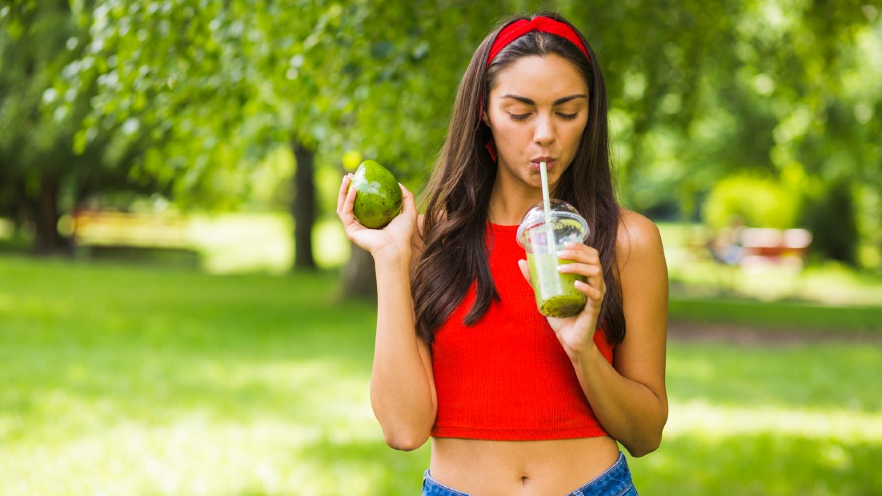 como hacer que una planta de aguacate de frutos
