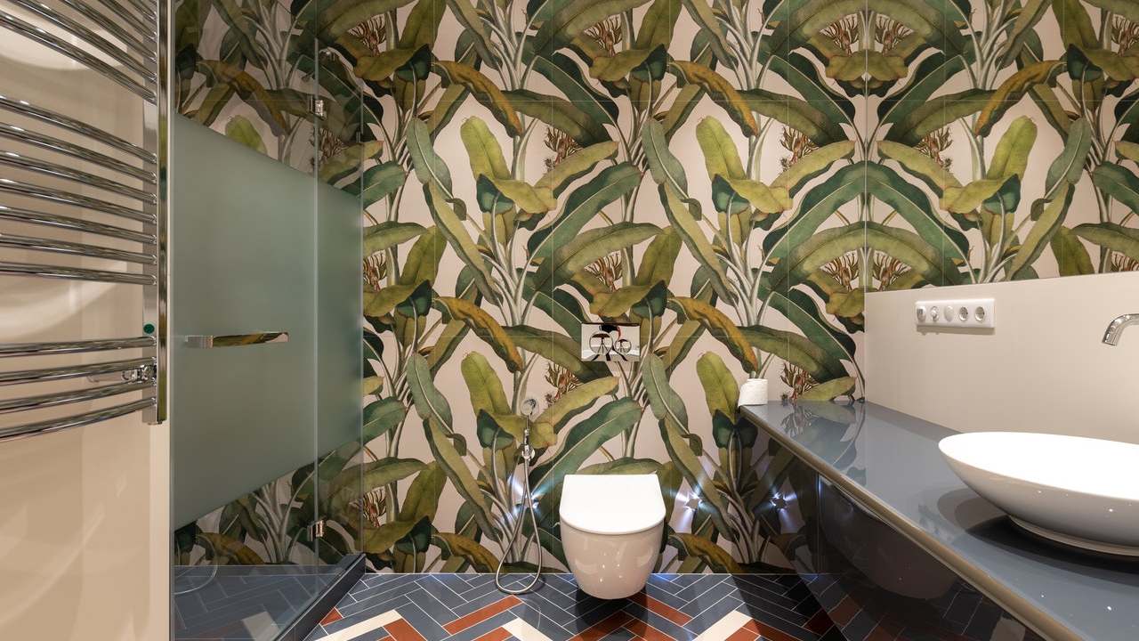 decorar el baño con papel tapiz
