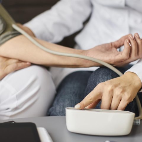 cómo tomar la presión arterial en casa