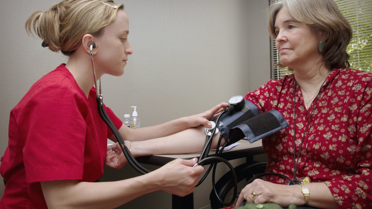 cómo tomar la presión arterial en casa