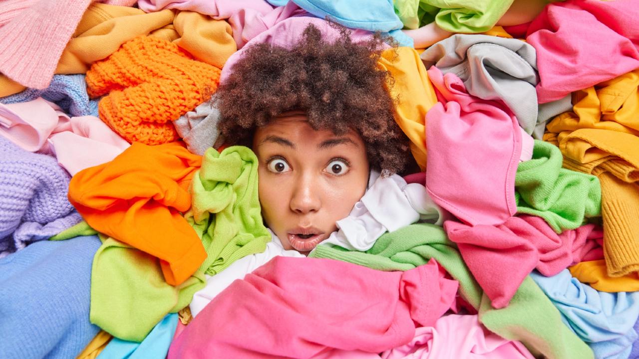 truco con hielo para eliminar las arrugas de tu ropa sin planchar