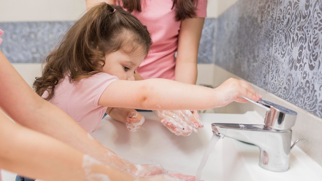 como proteger hijos de hepatitis aguda