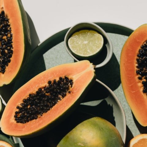 fruta partida a la mitad