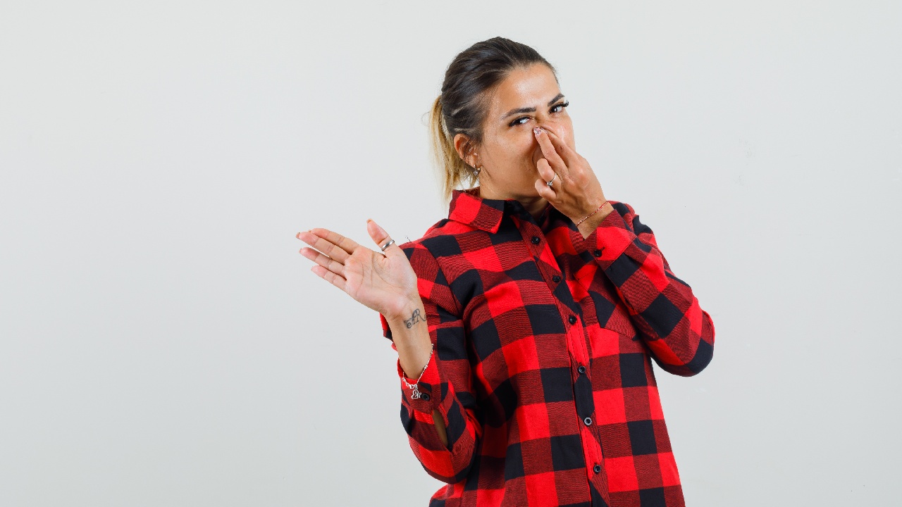 razon huele mal desague cuando va a llover