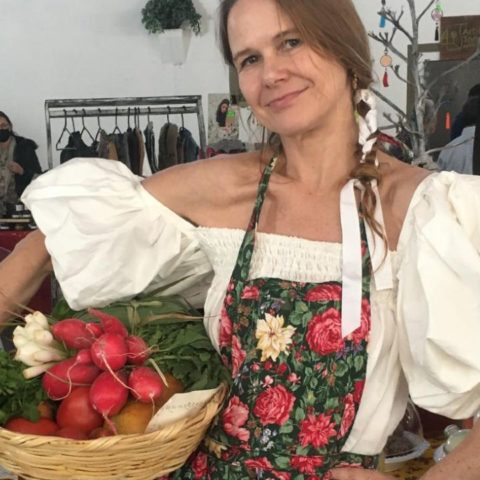 Nailea Norvind orgullosa de vender en un tianguis