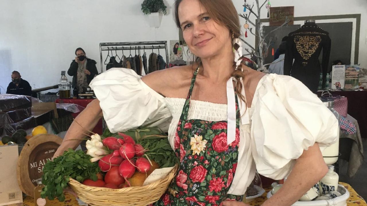 Nailea Norvind orgullosa de vender en un tianguis