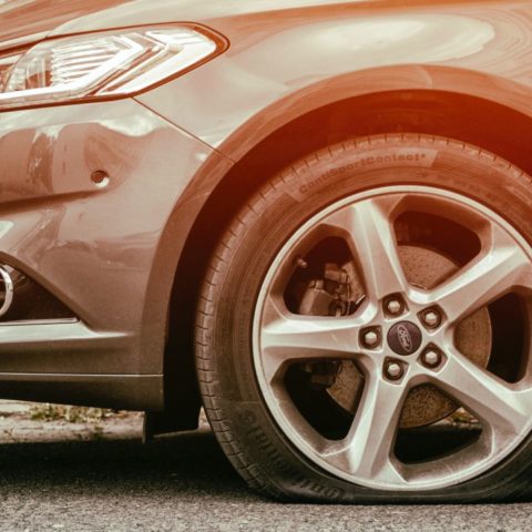 ponchar llantas es delito