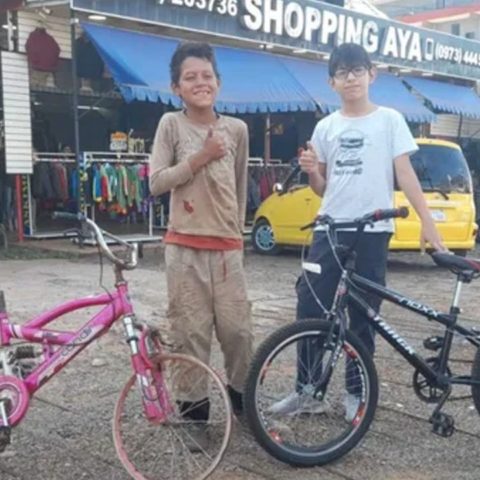 regaló a su vecino de bajos recursos una bicicleta