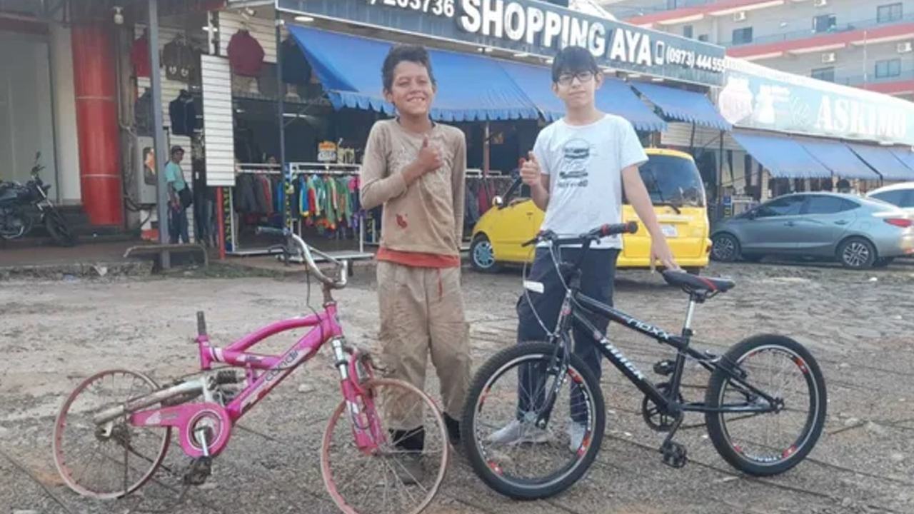 regaló a su vecino de bajos recursos una bicicleta