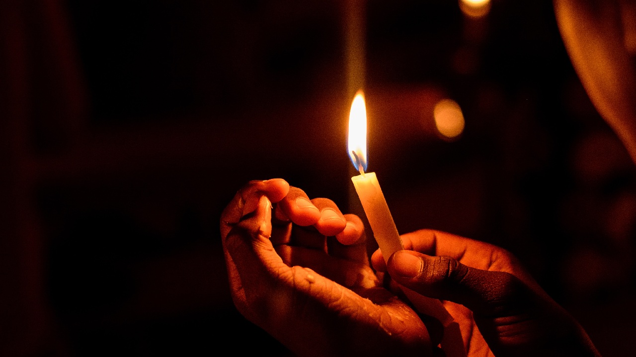 por qué no debes apagar velas soplido