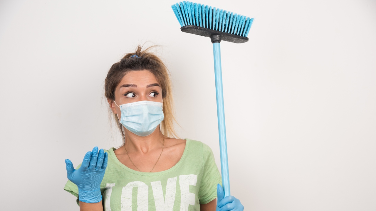 darle mantenimiento a la escoba