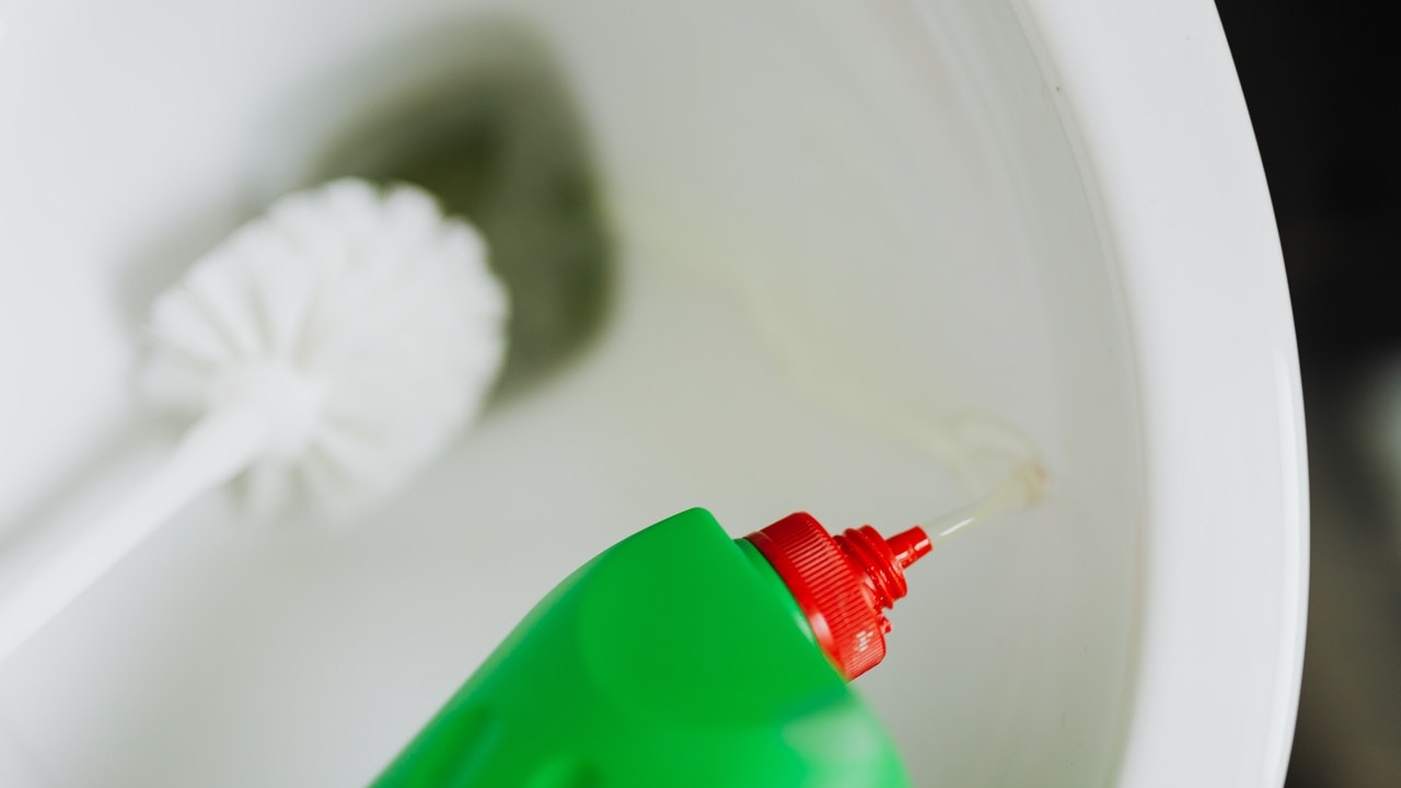 mi baño huele mal todo el tiempo