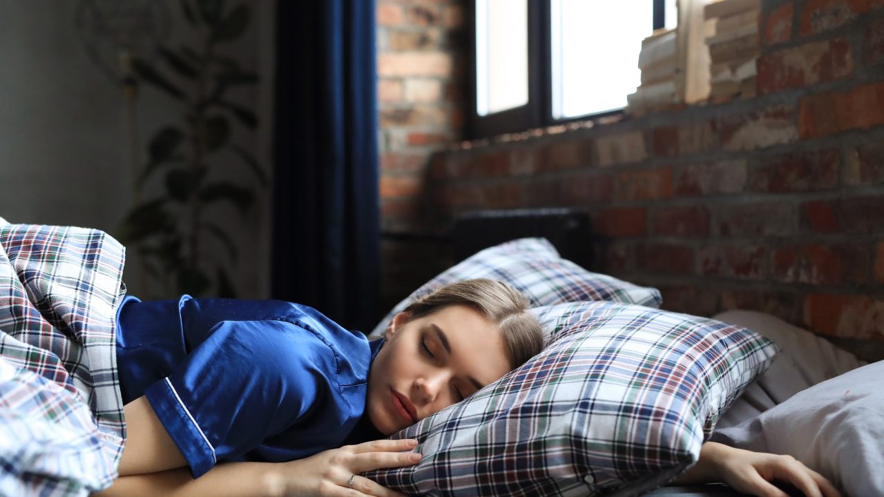 lo que pasa si duermes con la ventana abierta