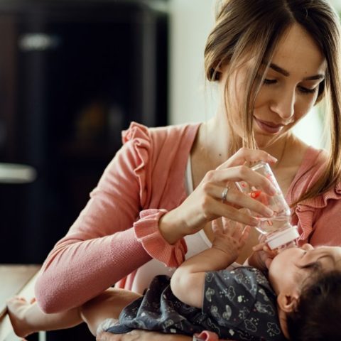 nunca calentar el biberón en el microondas