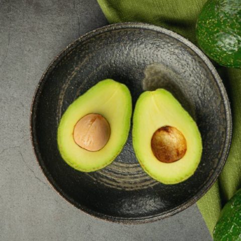 guardar aguacates en agua