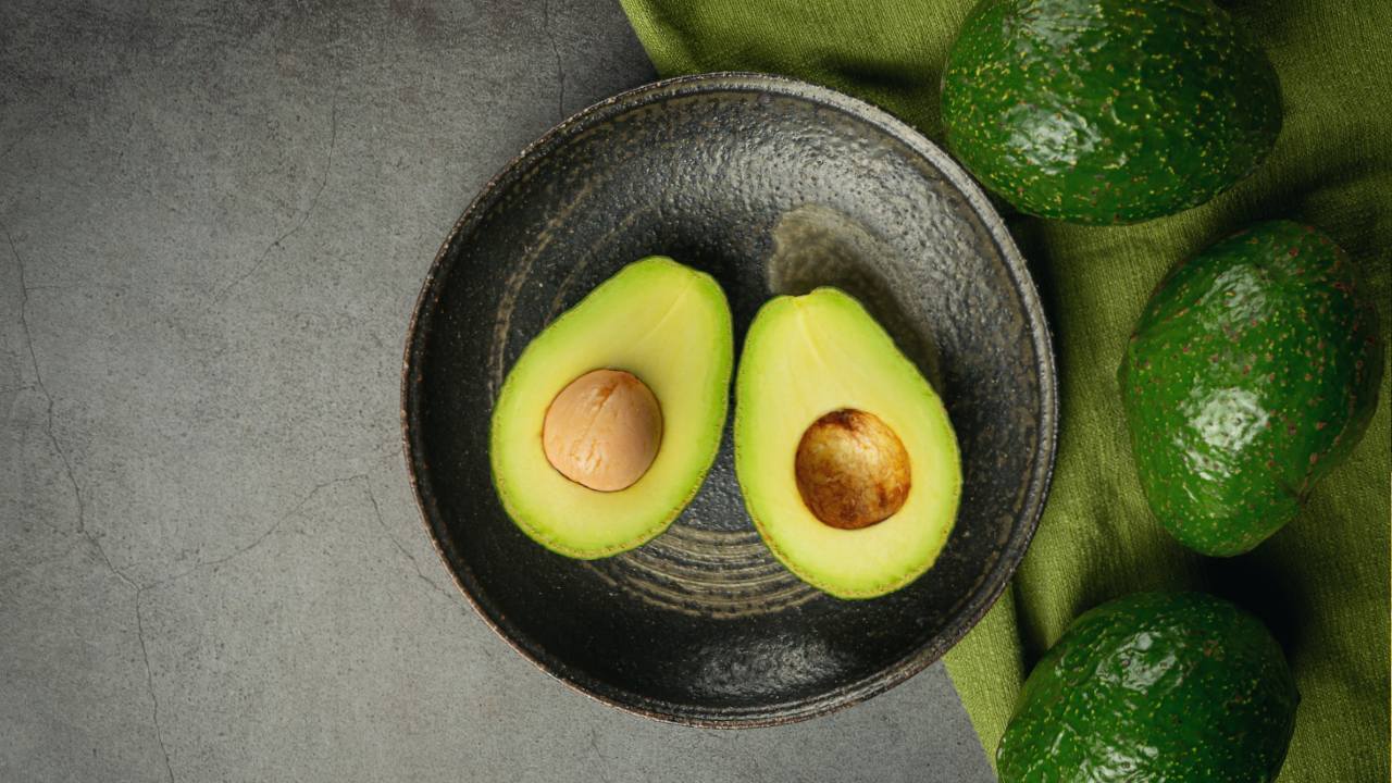 guardar aguacates en agua