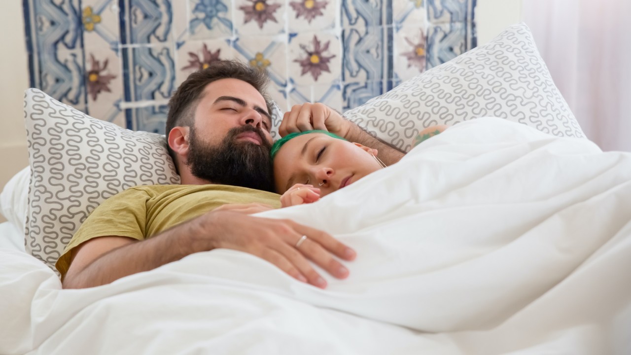 postura al dormir en pareja