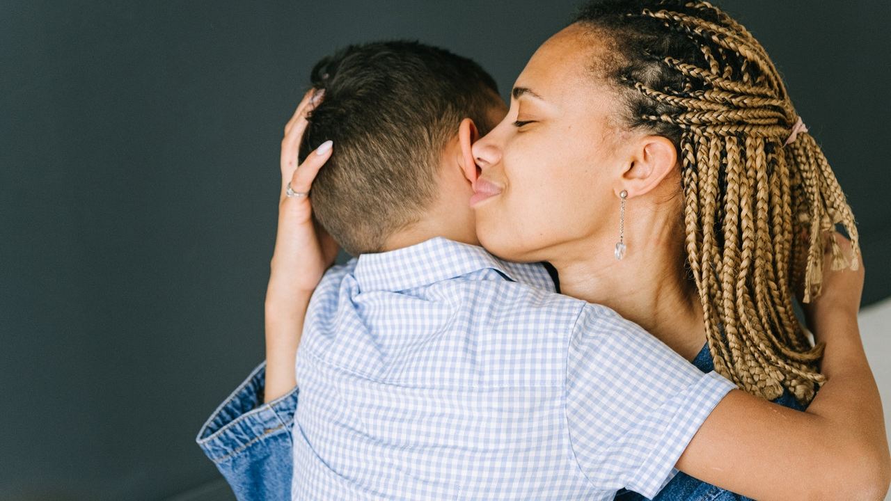 Esto quiere decir tu hijo cuando te abraza
