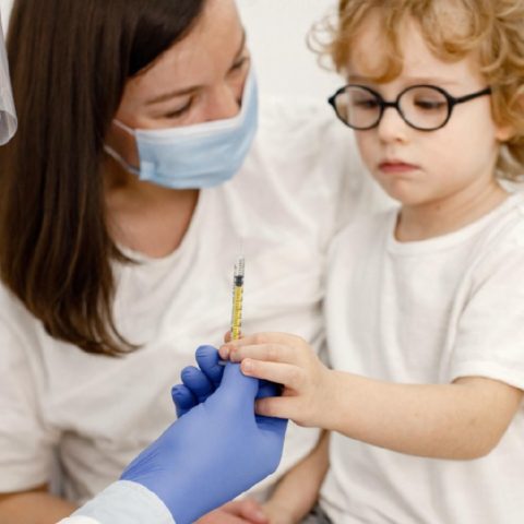 disminuir el malestar en los niños tras la vacuna contra COVID-19