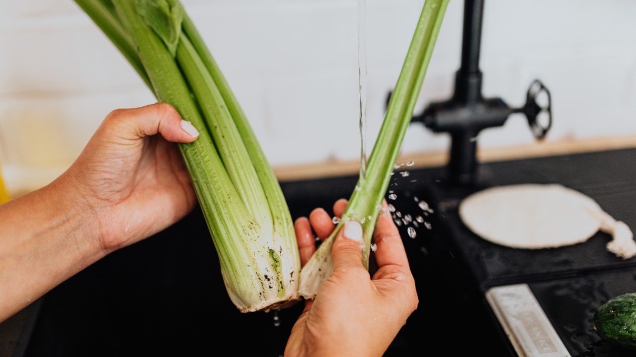 que parte de apio se comen