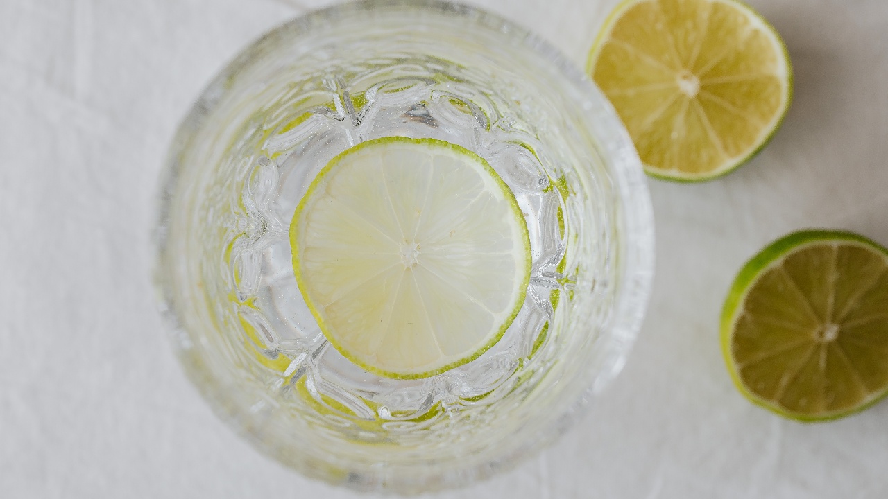 quien no debe tomar agua con limon