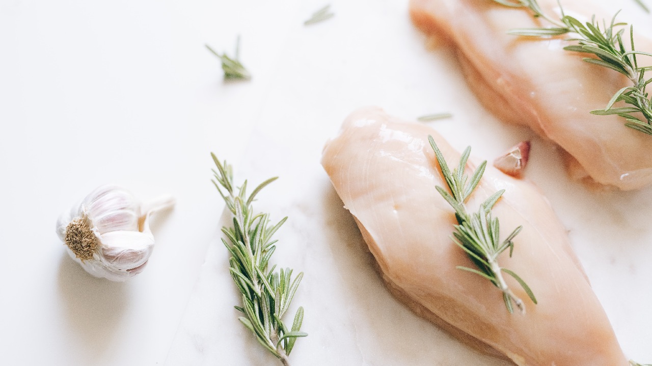 como lavar pollo crudo