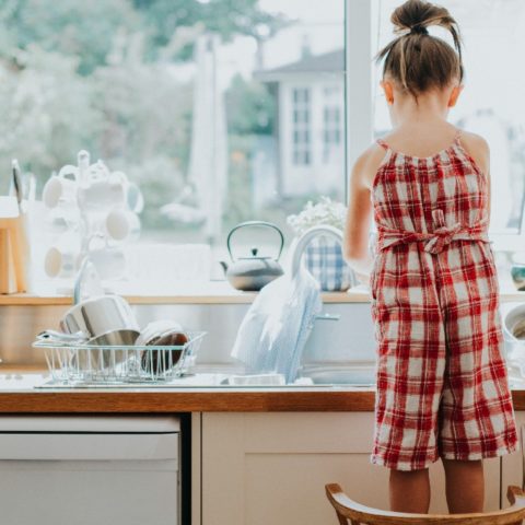 como pueden ayudar ninos en casa