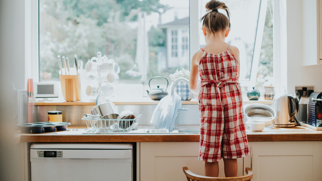 como pueden ayudar ninos en casa
