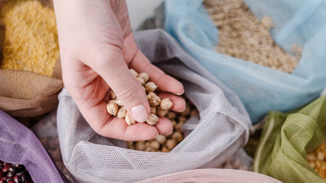 truco para quitar piel de garbanzos