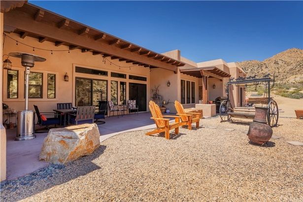 el exterior de la lujosa mansión de Amber