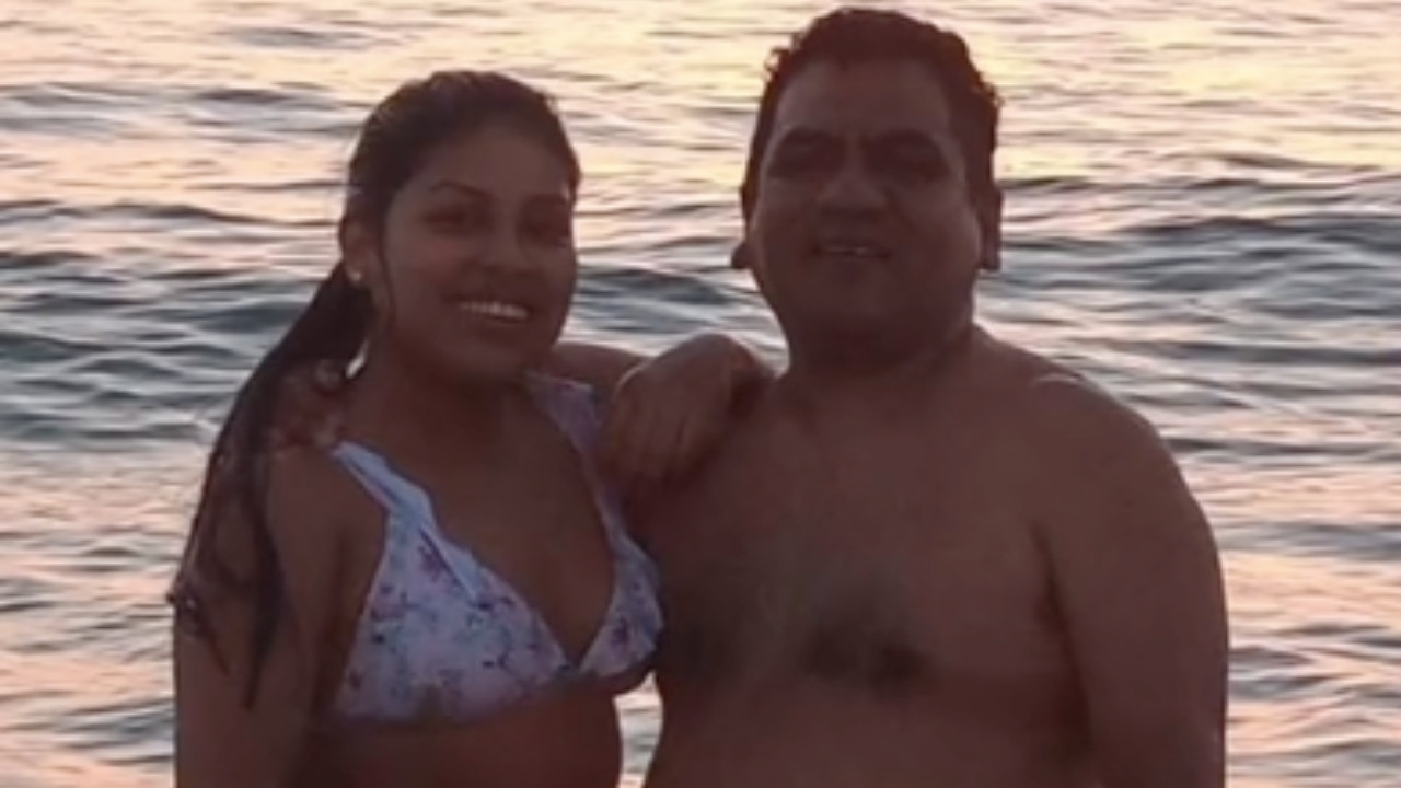 padrastro apoya a su hija