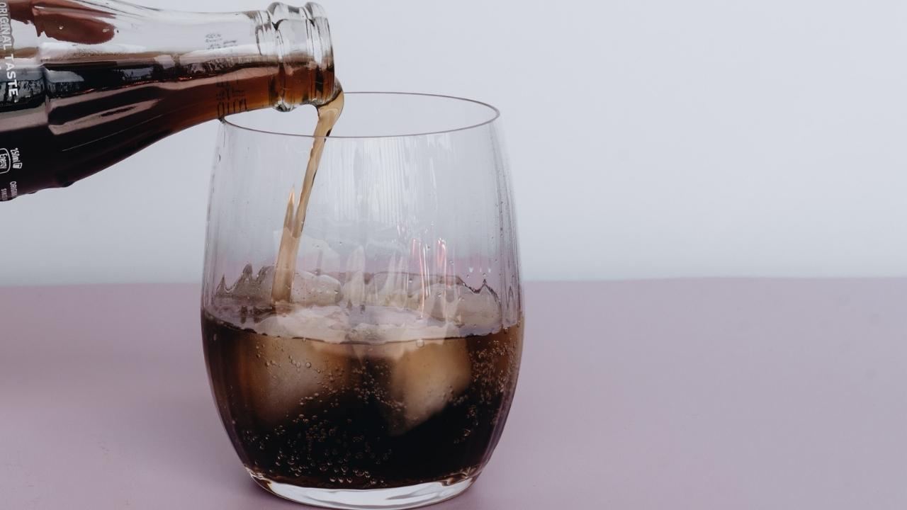 refresco de cola en botella de vidrio