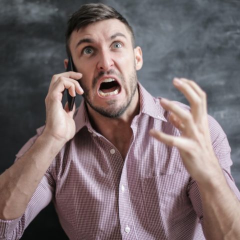 Hacer un coraje causa diarrea o dolor