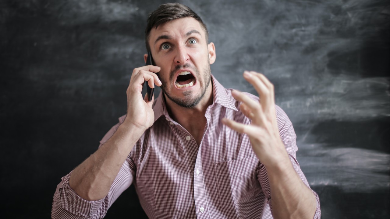 Hacer un coraje causa diarrea o dolor