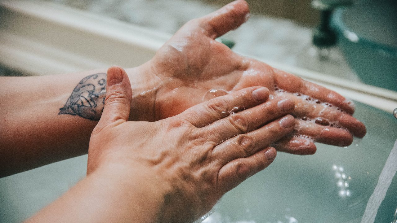 lavarse manos ayuda a tomar decisiones