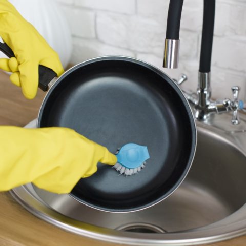 qué pasa cuando le pones agua a un sartén caliente