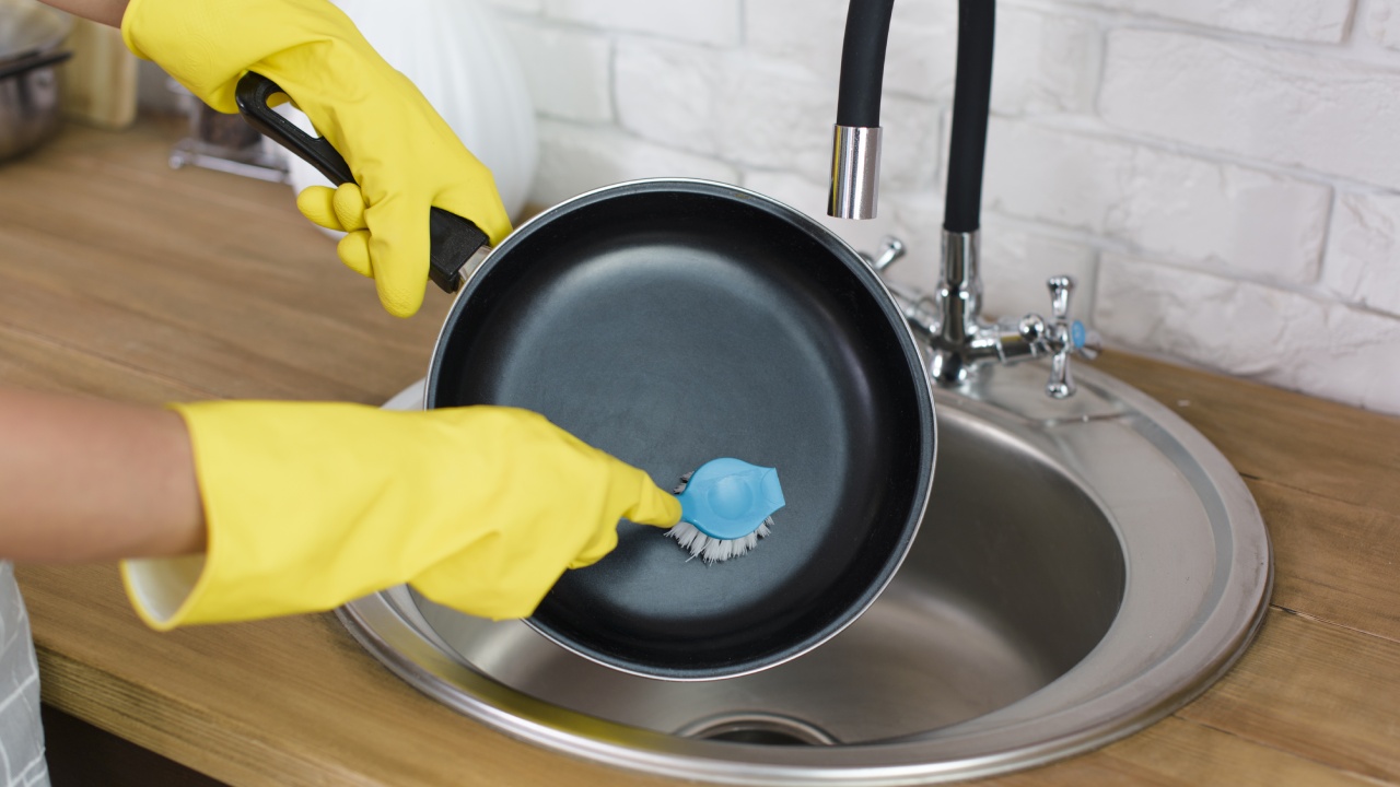 qué pasa cuando le pones agua a un sartén caliente