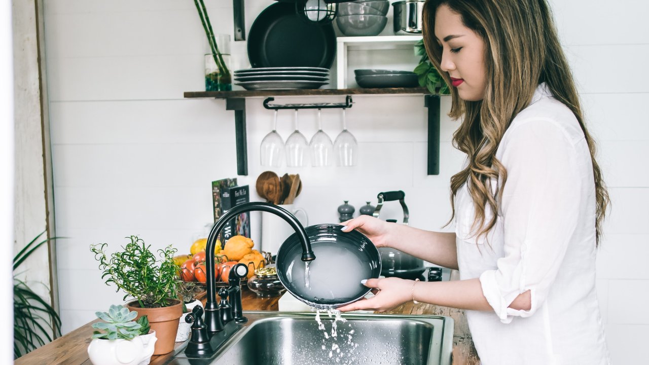 qué pasa cuando le pones agua a un sartén caliente