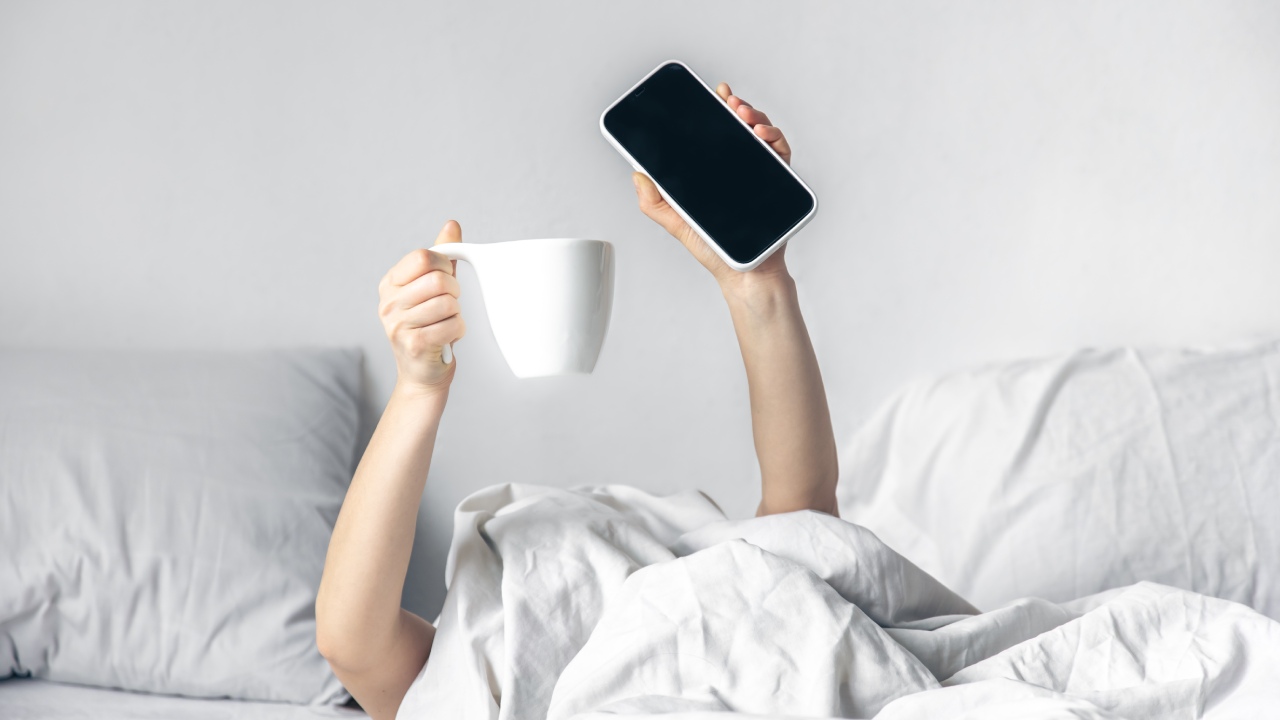 que pasa si revisas tu celular al despertar