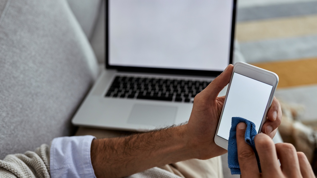 nunca deberías limpiar tu celular con alcohol