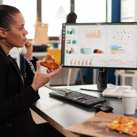 comer frente a la computadora