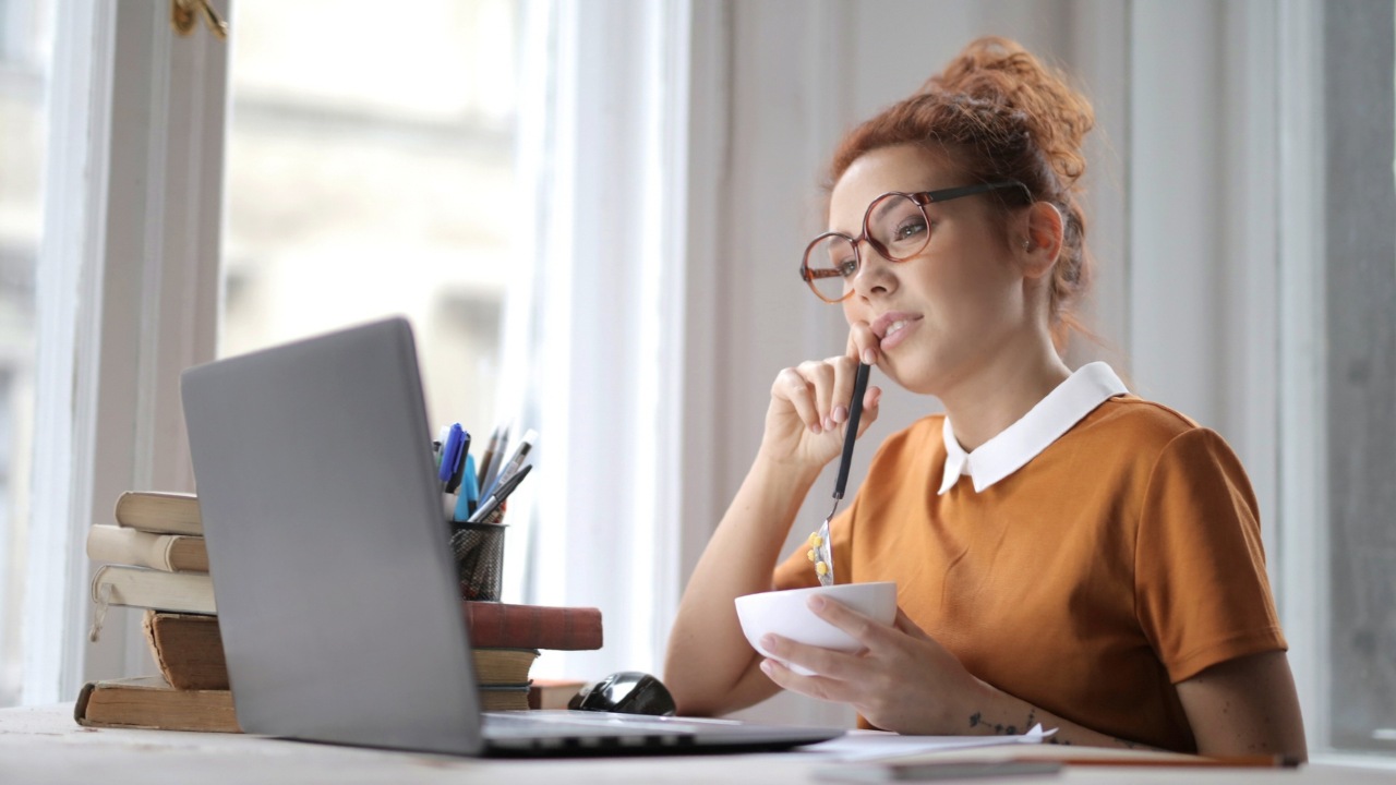 tomar alimentos frente a la computadora 